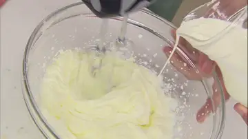 Elabora la crema de queso fresco