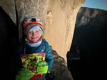 Sam Baker colgado de la pared de El Capitán Sam Baker colgado de la pared de El Capitán