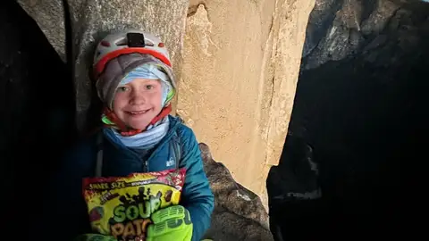 Sam Baker colgado de la pared de El Capitán Sam Baker colgado de la pared de El Capitán