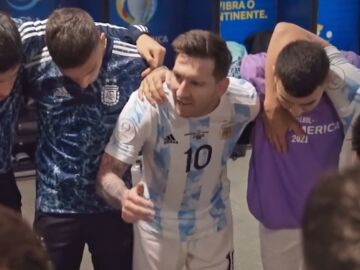 Leo Messi, motivando a sus compañeros antes de la final de Copa América