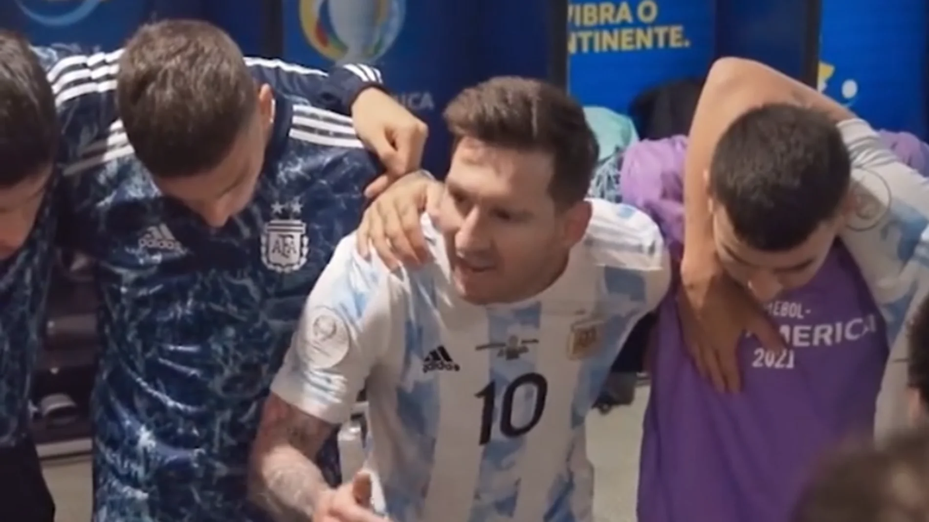Leo Messi, motivando a sus compañeros antes de la final de Copa América