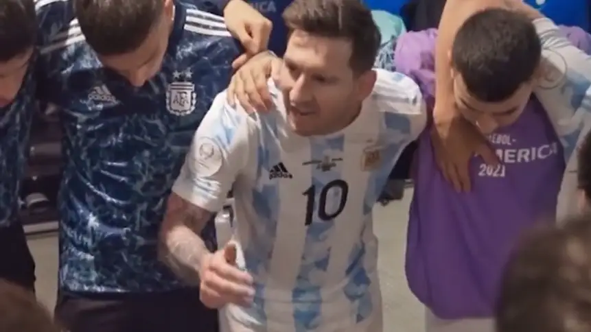 Leo Messi, motivando a sus compañeros antes de la final de Copa América Leo Messi, motivando a sus compañeros antes de la final de Copa América