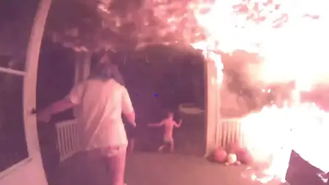 Cuatro hermanos huyendo de un incendio en EEUU Cuatro hermanos huyendo de un incendio en EEUU