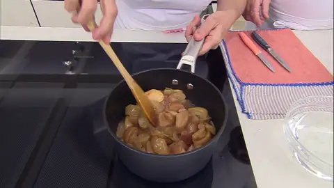 Añade la gelatina a la cazuela Añade la gelatina a la cazuela