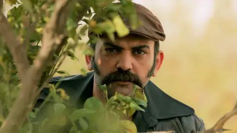 Vahap Keskin vigila a Züleyha: quiere la recompensa por encontrar a Adnan Vahap Keskin vigila a Züleyha: quiere la recompensa por encontrar a Adnan