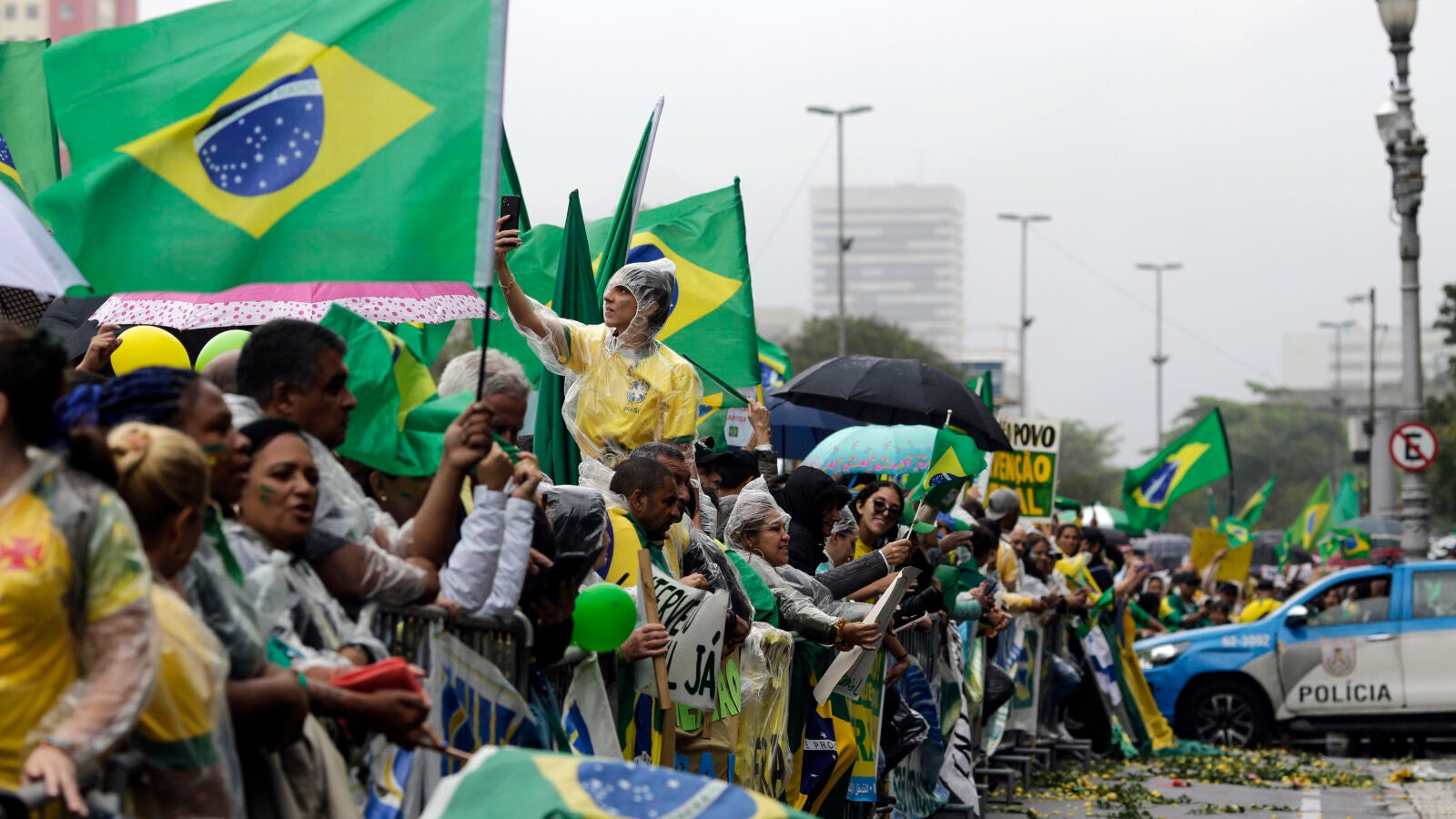 Miles de personas salen a la calle en Río para pedir un golpe militar que impida a Lula llegar al poder