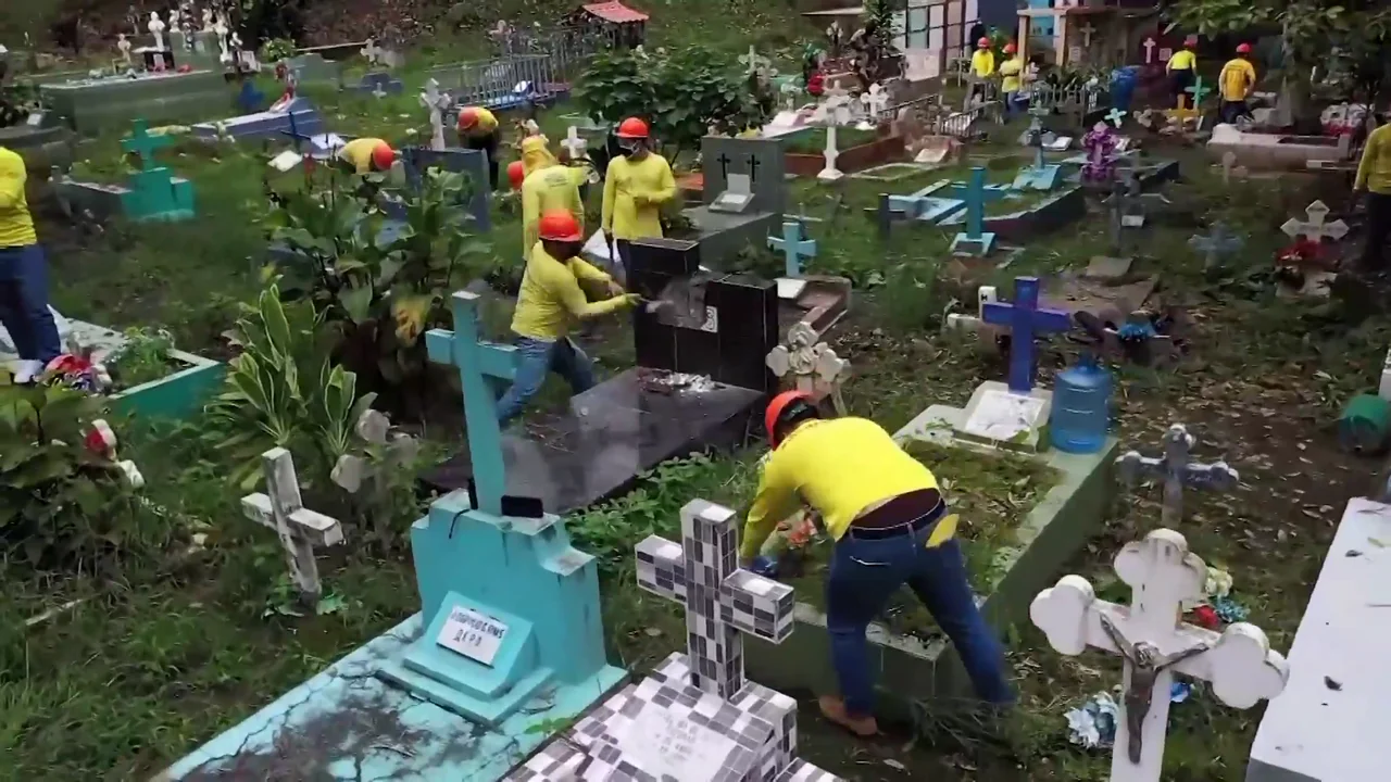El Salvador opta por mano dura contra la violencia y ordena destruir a martillazos las tumbas de los pandilleros