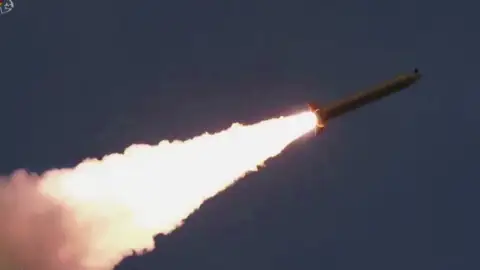 Corea del Norte lanza nuevos misiles Corea del Norte lanza nuevos misiles