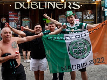 Aficionados del Celtic de Glasgow se concentran en la madrileña Plaza de Sol