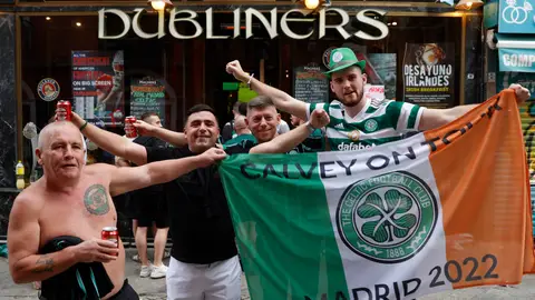 Aficionados del Celtic de Glasgow se concentran en la madrileña Plaza de Sol Aficionados del Celtic de Glasgow se concentran en la madrileña Plaza de Sol