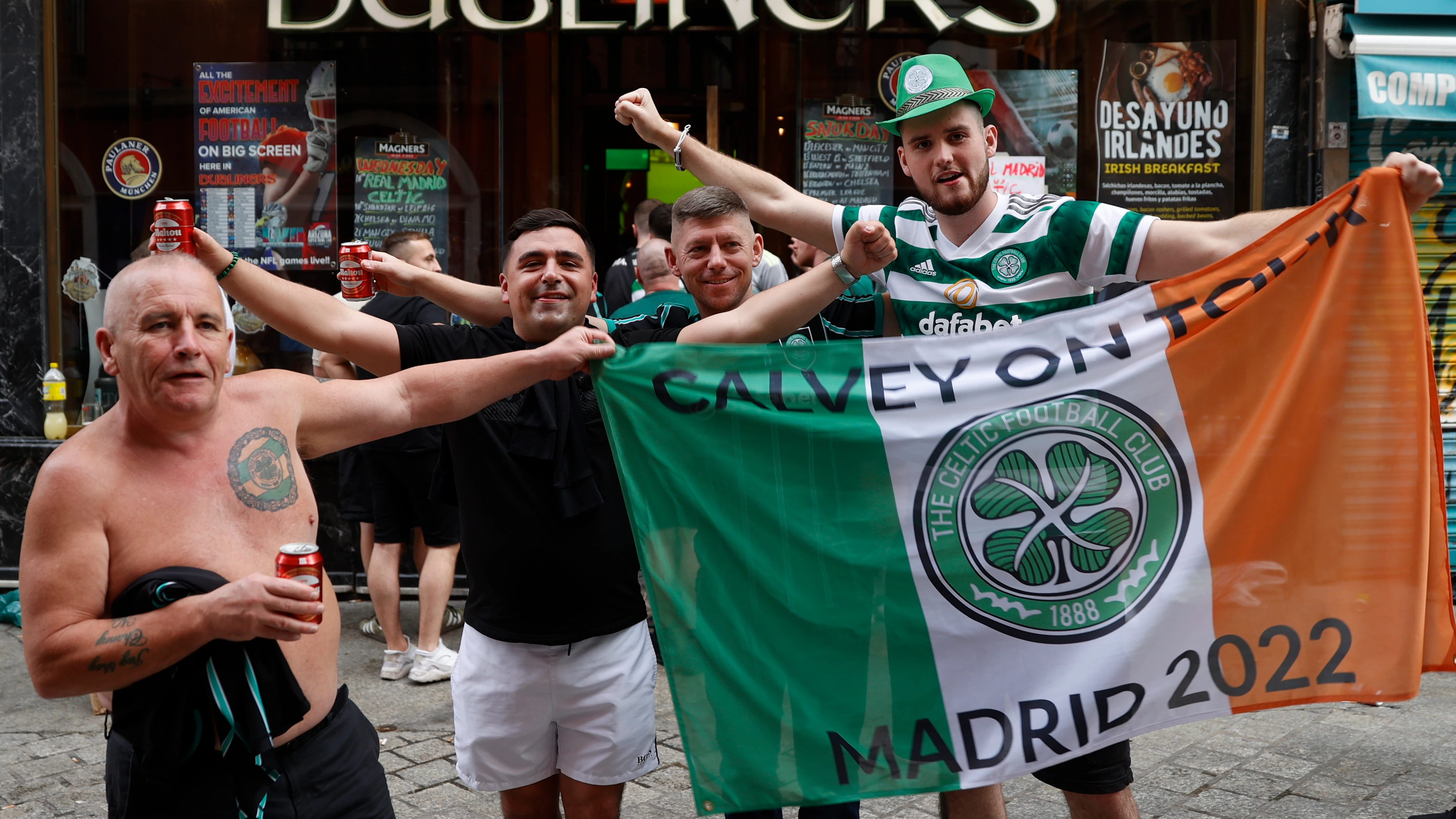 Aficionados del Celtic de Glasgow se concentran en la madrile&ntilde;a Plaza de Sol