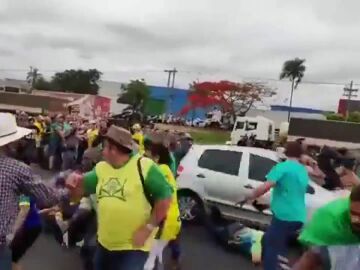 Un coche atropella a varios manifestantes en Brasil