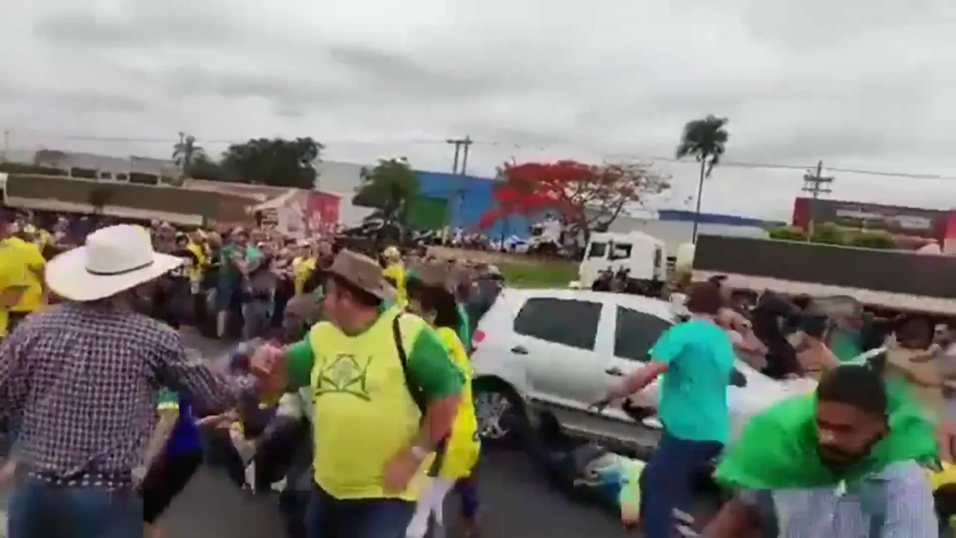 Un coche atropella a varios manifestantes en Brasil