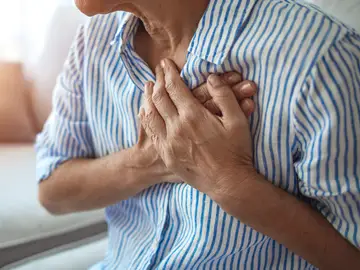 Persona sufriendo un infarto Persona sufriendo un infarto