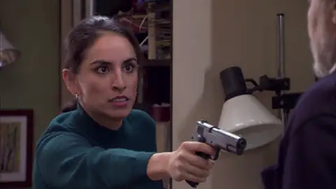 ¡Carballo pierde los papeles!: Estando borracha apunta con una pistola al perista del caso de su padre (DESTACADA) La detective se vuelve loca y desperdicia una de las pistas del caso.