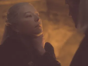 Rhaenyra y Daemon en la escena de la chimenea en 'La Casa del Dragón' Rhaenyra y Daemon en la escena de la chimenea en 'La Casa del Dragón'
