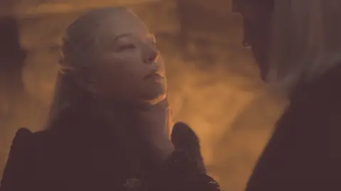 Rhaenyra y Daemon en la escena de la chimenea en 'La Casa del Dragón' Rhaenyra y Daemon en la escena de la chimenea en 'La Casa del Dragón'