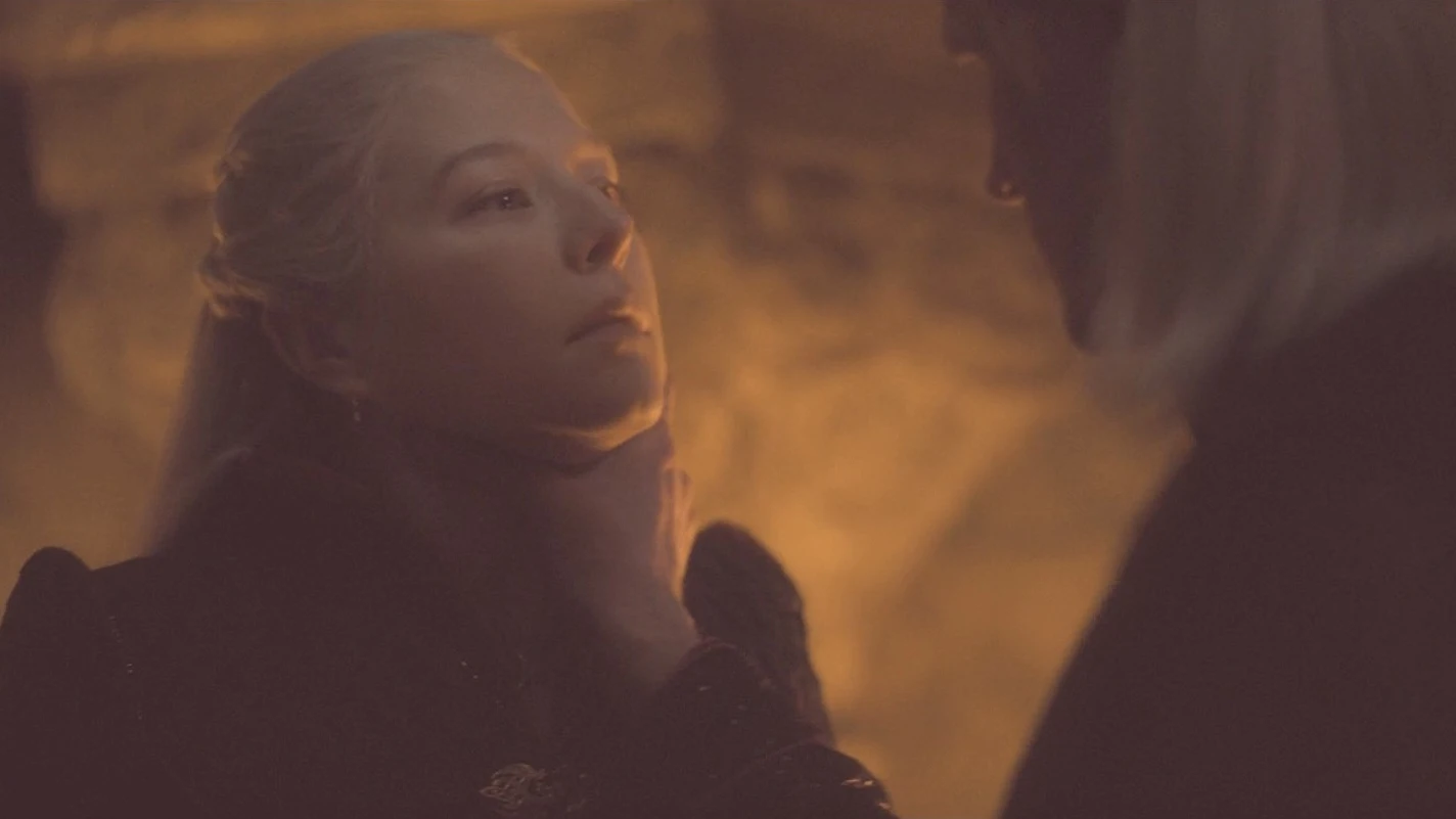 Rhaenyra y Daemon en la escena de la chimenea en 'La Casa del Dragón' Rhaenyra y Daemon en la escena de la chimenea en 'La Casa del Dragón'