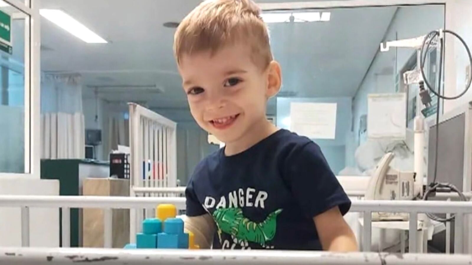 Operan al pequeño Oliver para extirparle por completo el tumor cerebral por el que tuvo que viajar de México a España