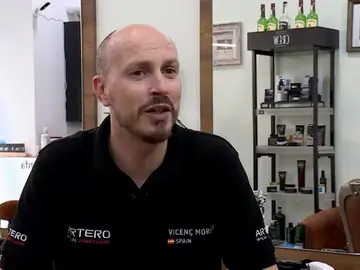 El barbero de Barcelona que cortará el pelo a los jugadores de la selección española: "Soy el único convocado oficial por Luis Enrique" El barbero de Barcelona que cortará el pelo a los jugadores de la selección española: "Soy el único convocado oficial por Luis Enrique"