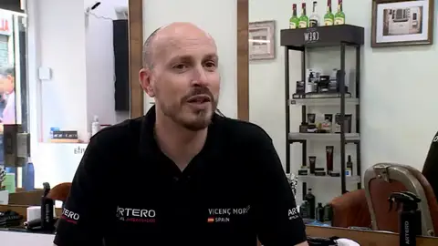 El barbero de Barcelona que cortará el pelo a los jugadores de la selección española: "Soy el único convocado oficial por Luis Enrique" El barbero de Barcelona que cortará el pelo a los jugadores de la selección española: "Soy el único convocado oficial por Luis Enrique"