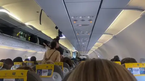 Imagen del avión de Barcelona en que se ha producido el anuncio del 'cohete chino' descontrolado Imagen del avión de Barcelona en que se ha producido el anuncio del 'cohete chino' descontrolado