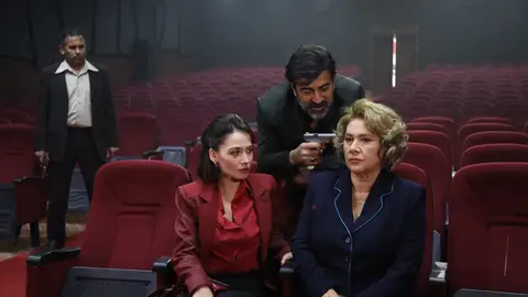 Lütfiye, Betül y Abdülkadir en el capítulo '115' de 'Tierra Amarga'. Lütfiye, Betül y Abdülkadir en el capítulo '115' de 'Tierra Amarga'.