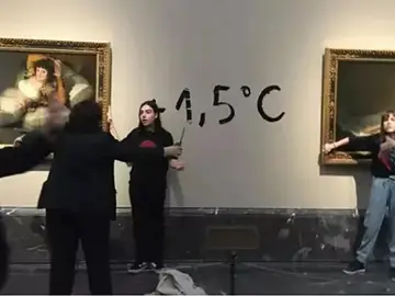 Imagen de las dos activistas pegadas en el marco Imagen de las dos activistas pegadas en el marco