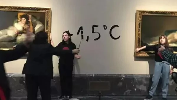 Imagen de las dos activistas pegadas en el marco Imagen de las dos activistas pegadas en el marco