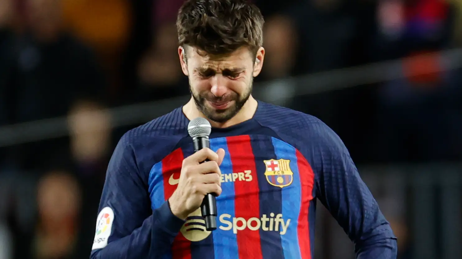 Gerard Piqué, emocionado en su despedida como futbolista: "A veces querer es dejar marchar" Gerard Piqué, emocionado en su despedida como futbolista: "A veces querer es dejar marchar"