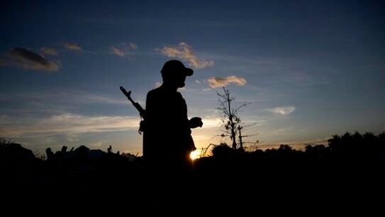 Un soldado ucraniano vigila entre la oscuridad