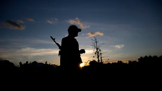 Un soldado ucraniano Un soldado ucraniano vigila entre la oscuridad