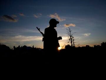 Un soldado ucraniano vigila entre la oscuridad