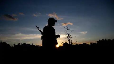 Un soldado ucraniano Un soldado ucraniano vigila entre la oscuridad