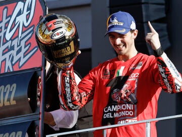 Bagnaia se proclama campeón de Moto GP y el español Augusto Fernández hace lo propio en Moto 2
