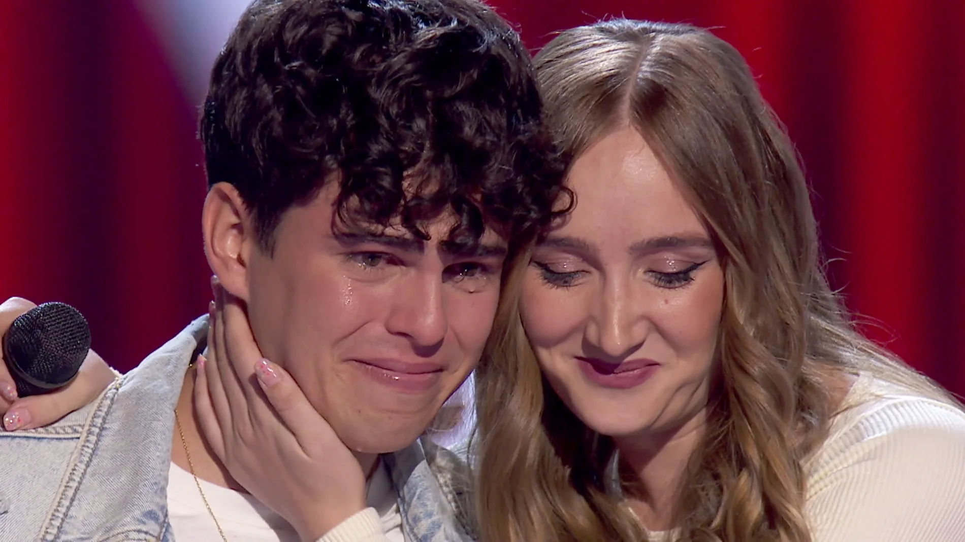 No pudo aguantar las lágrimas: Nicolás Moreno rompe a llorar tras brillar con sus compañeras en ‘La Voz’ 