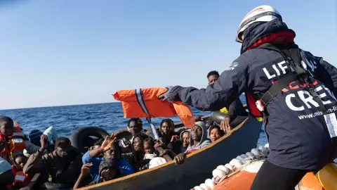Barco de rescate atendiendo a una embarcación con migrantes A3 Noticias Fin de Semana (06-11-22) Italia permite un desembarco selectivo de inmigrantes de un barco de rescate