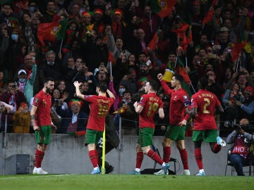 Los jugadores de Portugal celebran un gol de Bruno Fernándes