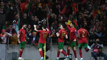 Los jugadores de Portugal celebran un gol de Bruno Fernándes