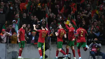Los jugadores de Portugal celebran un gol de Bruno Fernándes Los jugadores de Portugal celebran un gol de Bruno Fernándes