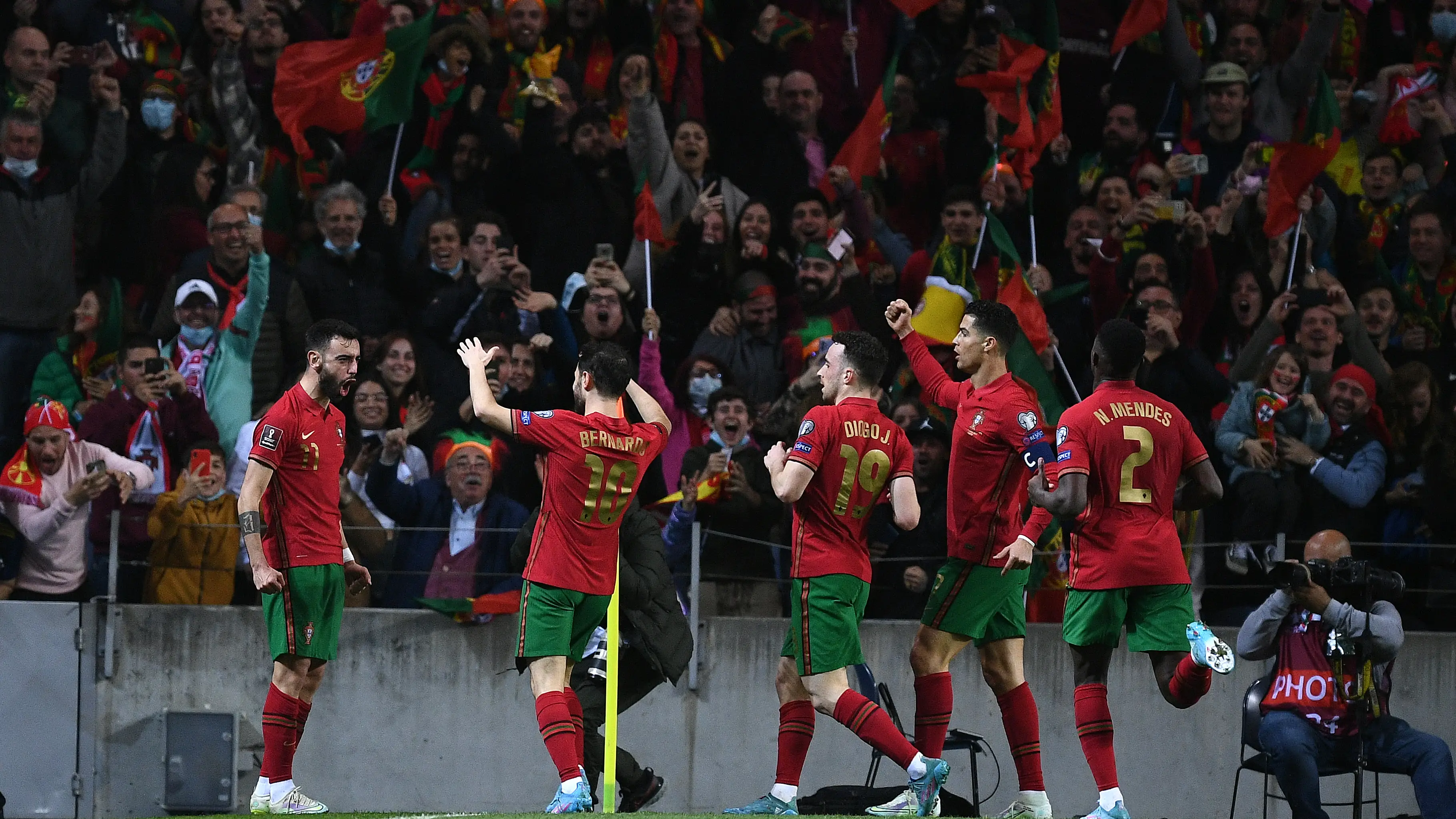 Los jugadores de Portugal celebran un gol de Bruno Fernándes Los jugadores de Portugal celebran un gol de Bruno Fernándes