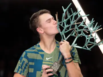 Holger Rune completa la machada y se 'carga' a Djokovic en la final del Masters 1.000 de París Holger Rune completa la machada y se 'carga' a Djokovic en la final del Masters 1.000 de París