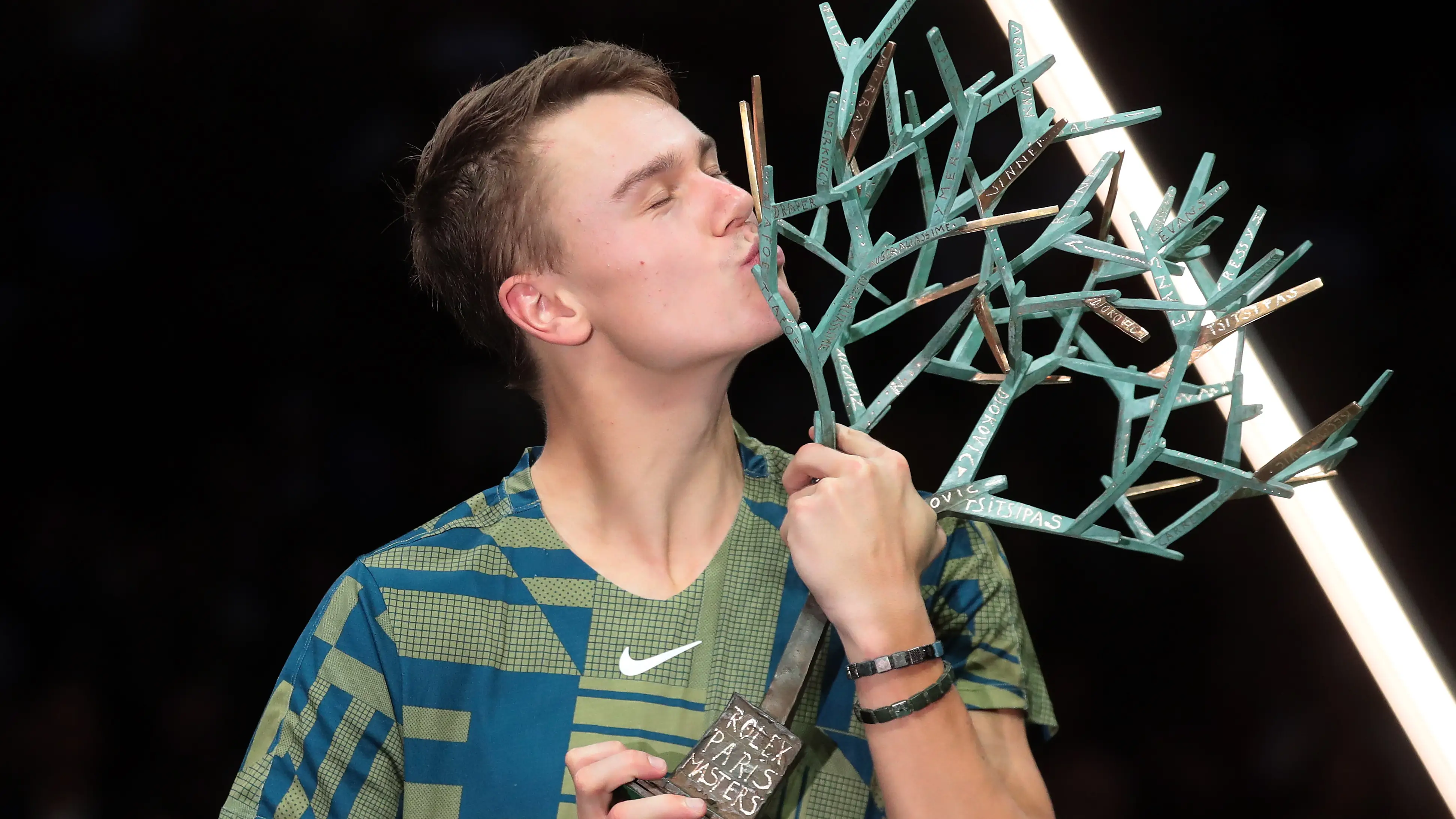 Holger Rune completa la machada y se 'carga' a Djokovic en la final del Masters 1.000 de Par&iacute;s 