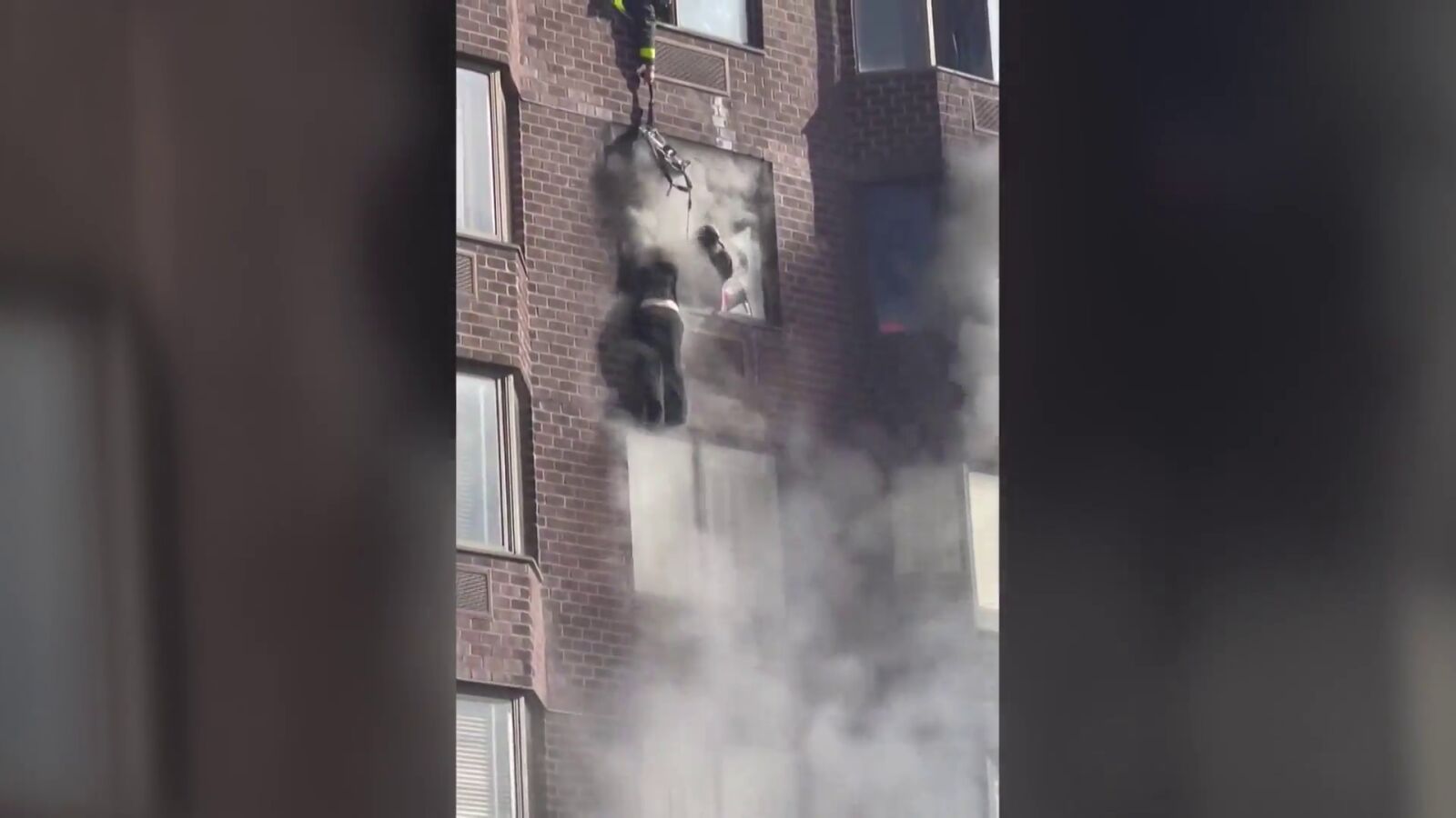 El agónico rescate de una mujer que quedó suspendida de la fachada de un rascacielos de Nueva York