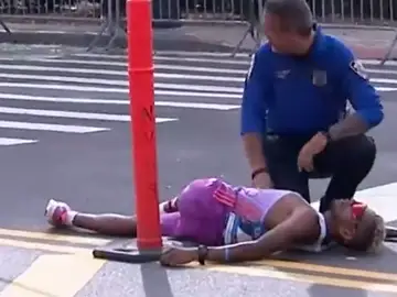 El impactante desmayo de Daniel do Nascimento cuando iba líder del maratón de Nueva York El impactante desmayo de Daniel do Nascimento cuando iba líder del maratón de Nueva York