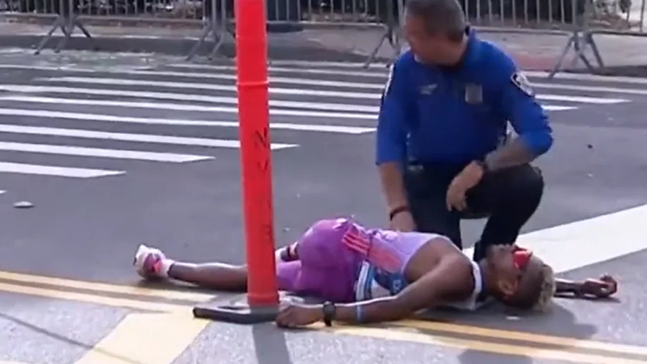 El impactante desmayo de Daniel do Nascimento cuando iba líder del maratón de Nueva York El impactante desmayo de Daniel do Nascimento cuando iba líder del maratón de Nueva York