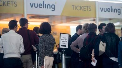 Vueling cancela 58 vuelos este lunes por la huelga de tripulantes