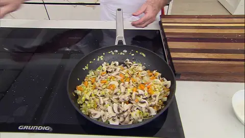 Agrega los champiñones a la cazuela de las hortalizas Agrega los champiñones a la cazuela de las hortalizas