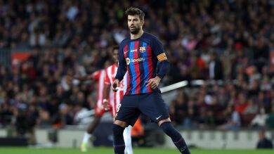 Clara Chía sí estuvo en el Camp Nou: Así fue su beso con Piqué tras su emotiva despedida