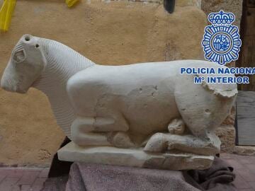 escultura íbera de un toro del siglo IV o V a.C intervenida por Policía Nacional